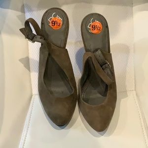 BCBG - WOMANS HIGH HEELS - FAIR CONDITION - USED